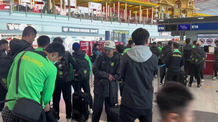  博主：昨天遭遇停飛休息一晚，國安隊首都機場今日再出發(fā)