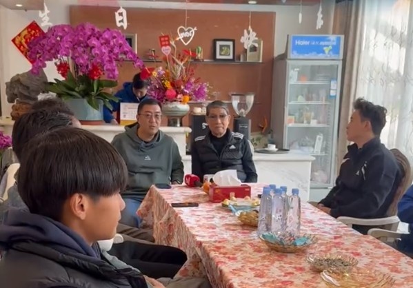  申花董事長谷際慶帶領(lǐng)部分球員，前往崇明基地看望徐根寶指導
