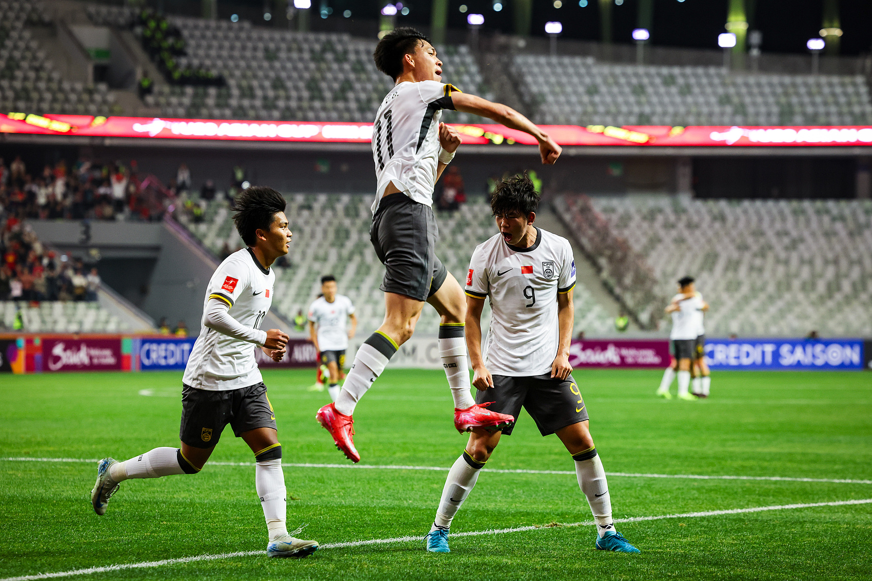 全面壓制！國青半場控球率高達7成，射門比9-3，造對方3張黃牌
