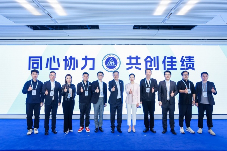  足球報：10家企業(yè)捧場新賽季出征儀式，深圳新鵬城進一步做強做優(yōu)