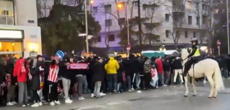  馬競球迷進(jìn)入伯納烏時向人群投擲雜物，導(dǎo)致安保對其進(jìn)行脫鞋檢查