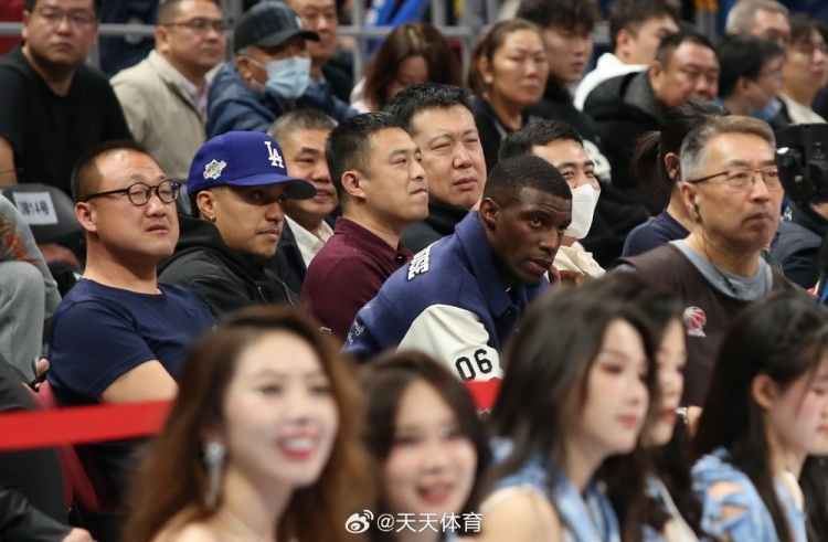  真籃球迷！國安外援法比奧攜玉昆外援科斯塔來到五棵松觀戰(zhàn)CBA