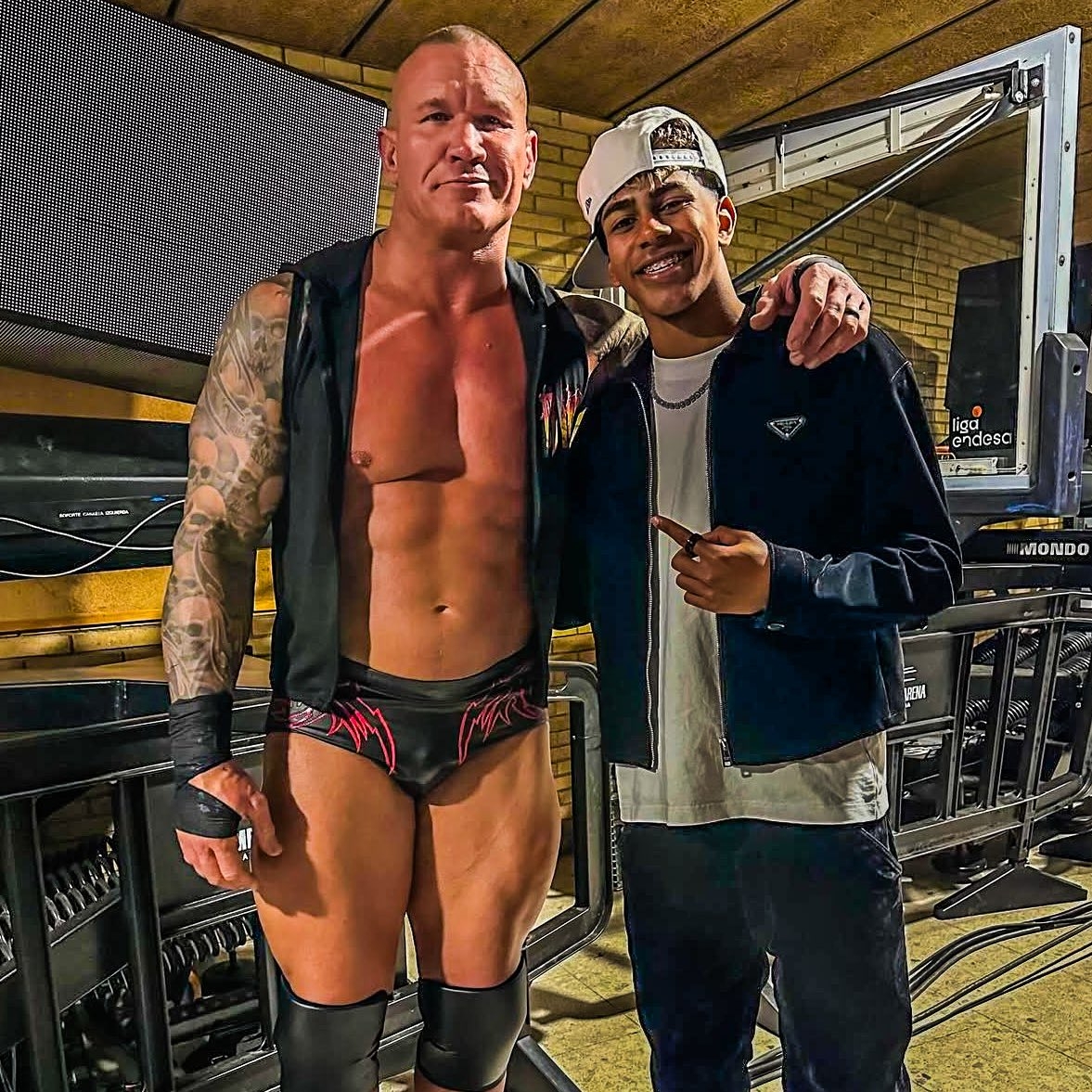  小心RKO！亞馬爾現(xiàn)場觀戰(zhàn)WWE，和奧爾頓、Triple H等合影