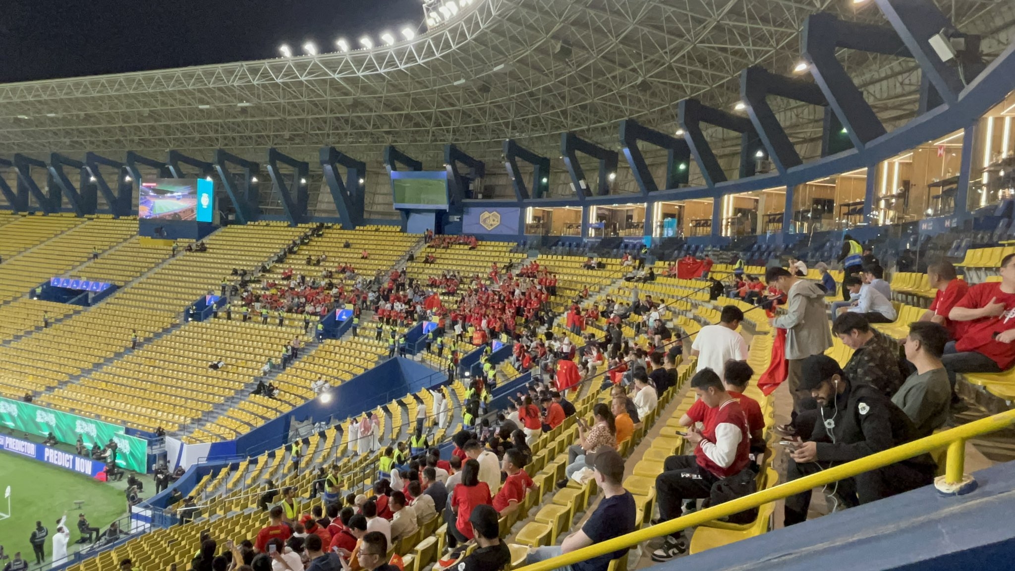  球票已售罄！中國球迷已經(jīng)入場，坐在球場上層沙特球迷區(qū)上方