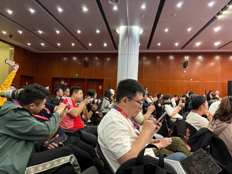  萬眾矚目！記者擠滿國(guó)足賽前新聞發(fā)布廳，賽場(chǎng)記者預(yù)計(jì)超300人