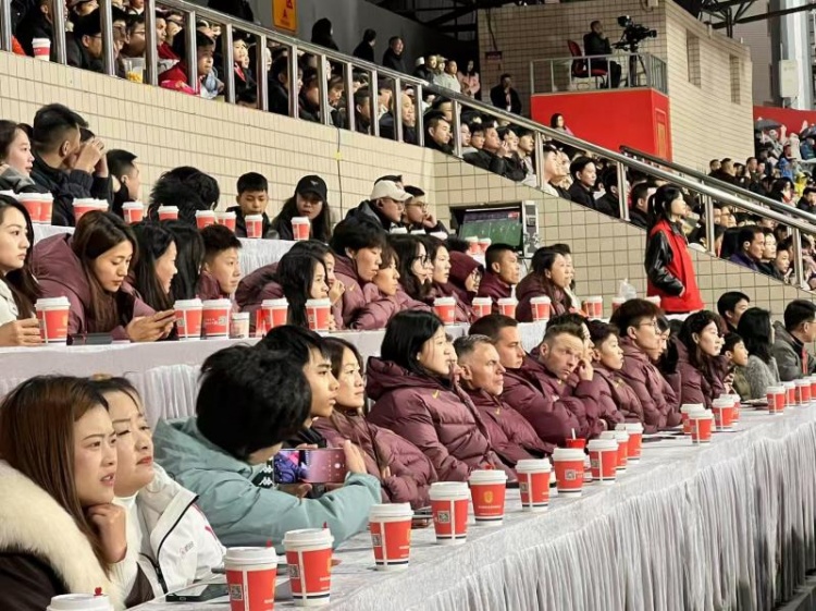  北青體育：中國女足現(xiàn)身中甲賽場，觀看重慶銅梁龍vs遼寧鐵人